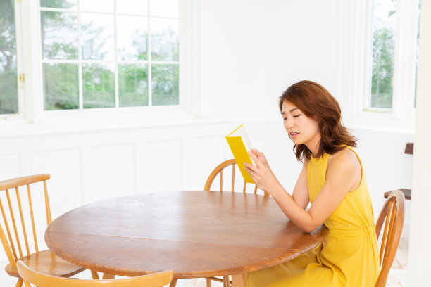 读一本书的亚洲女人图片下载