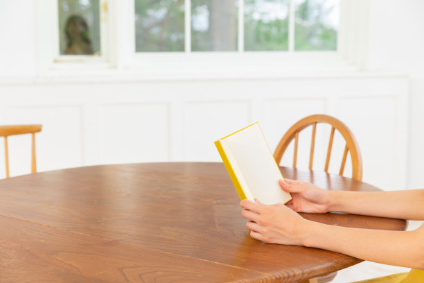 看书的女人图片下载