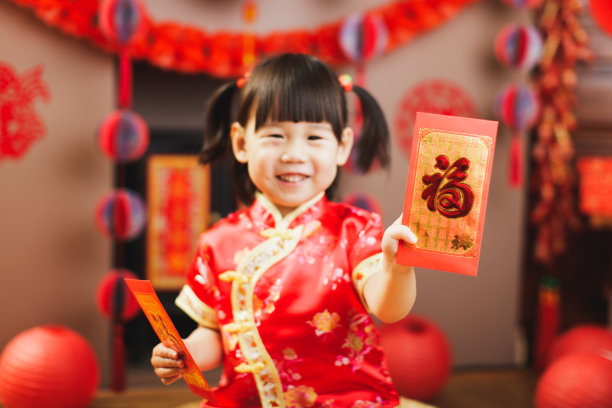 中国女婴穿着传统服装庆祝中国新年图片下载