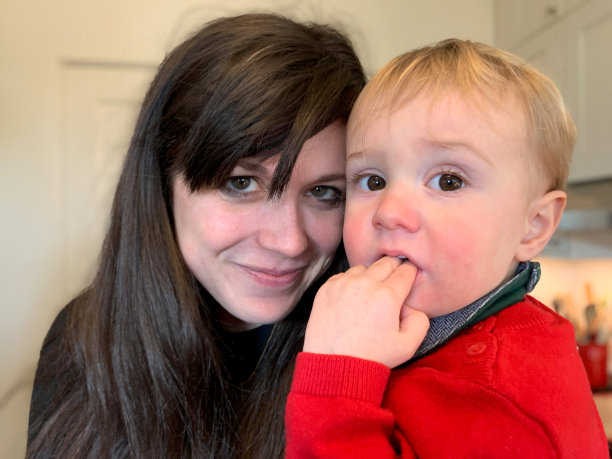 母亲和蹒跚学步的男婴图片下载