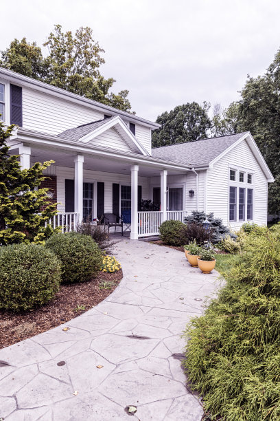 晚夏郊区美国殖民住宅图片下载