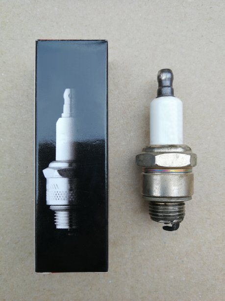 还用过的蜡烛，放在她的纸盒旁边图片下载