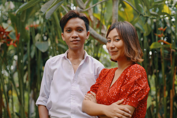 微笑的年轻印尼人的肖像与绿色的自然背景图片下载