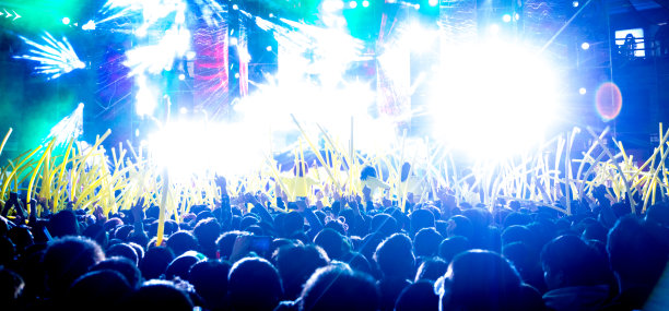 音乐会舞台上有歌迷的掌声图片下载