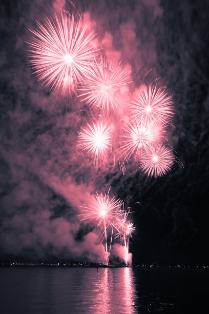 豪华烟花活动，天水海红星星秀图片下载