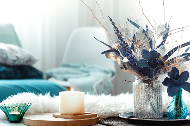 客厅里的静物花瓶，上面插着人造花。图片下载