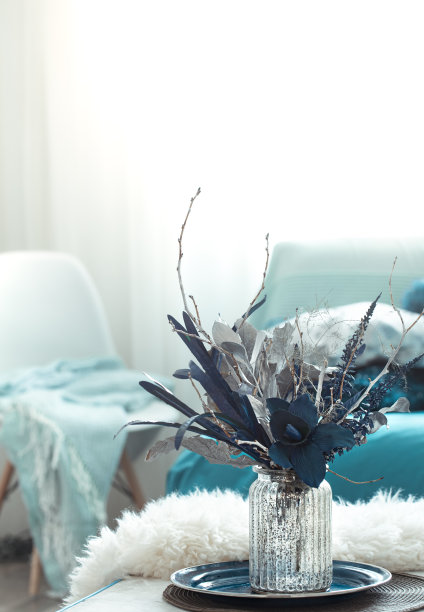 客厅里的静物花瓶，上面插着人造花。图片下载