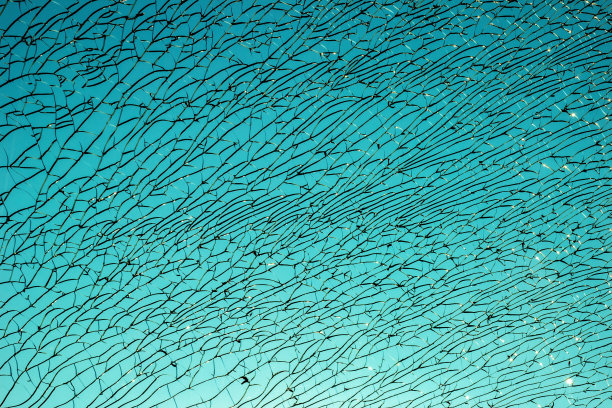 蓝色天空背景上的碎玻璃图片下载