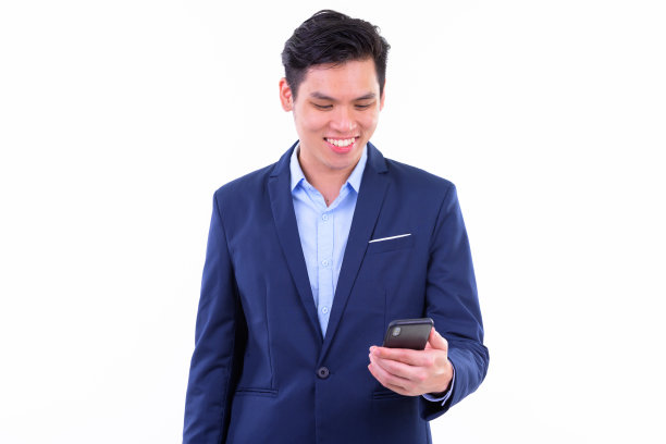 快乐年轻英俊的亚洲商人西装使用电话图片下载