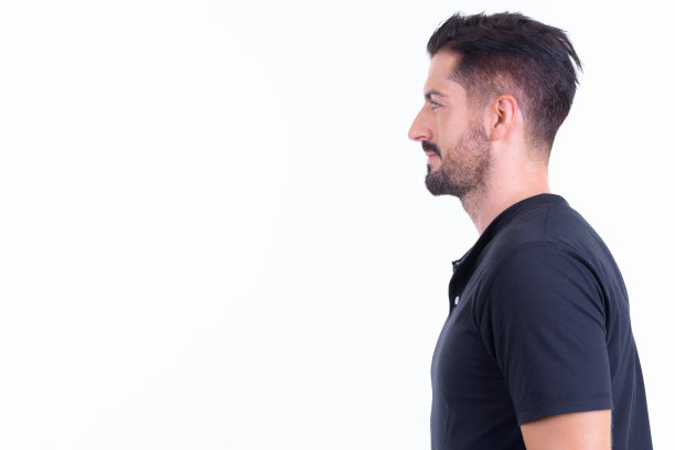 年轻英俊的胡子男子的特写侧面视图图片下载