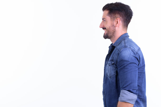 侧面视图快乐的年轻胡子嬉皮士男子微笑图片下载