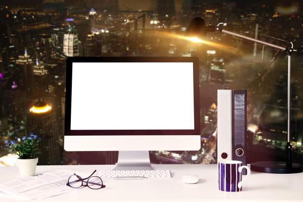 空的电脑显示器在办公桌上图片下载