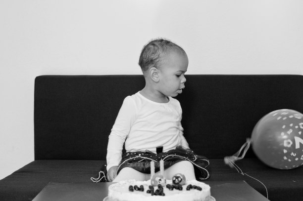 生日快乐!孩子在生日蛋糕旁图片下载