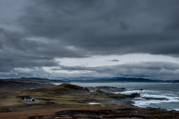 暴风雨后的海岸线和壮观的天空图片下载