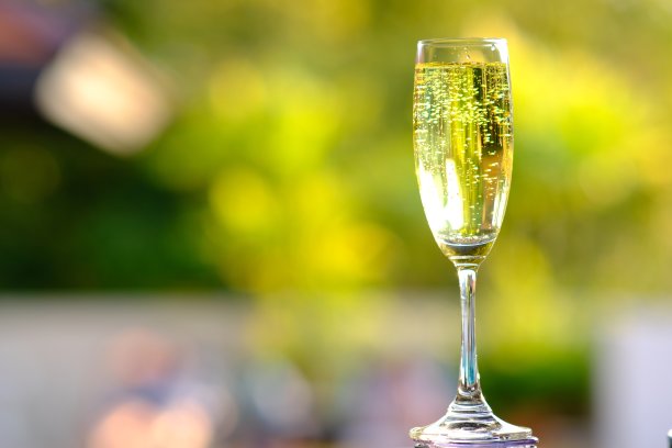 起泡酒的柜台背景和文字空间图片下载