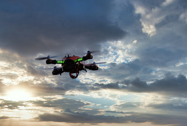 无人机在空中盘旋图片下载