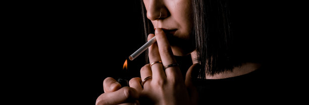 吸烟者女人特写照片图片下载
