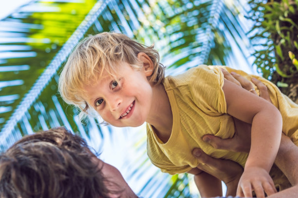 父亲和儿子在热带玩得很开心图片下载
