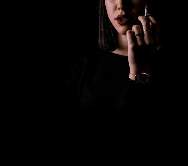 吸烟者女人特写照片图片下载