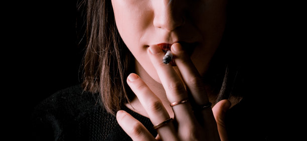 吸烟者女人特写照片图片下载