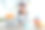 年轻漂亮的女人在厨房里用笔记本电脑和文件工作。图片下载