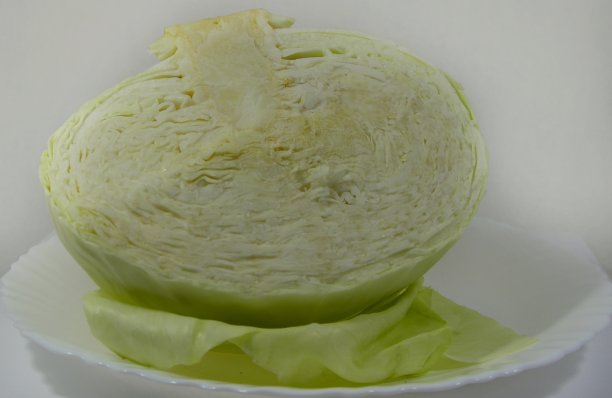 切片的卷心菜在明亮的背景上摇摆图片下载