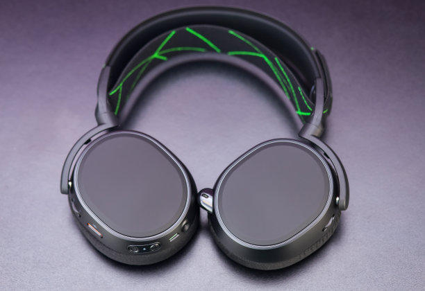 专业的现代耳机与麦克风为玩家图片下载