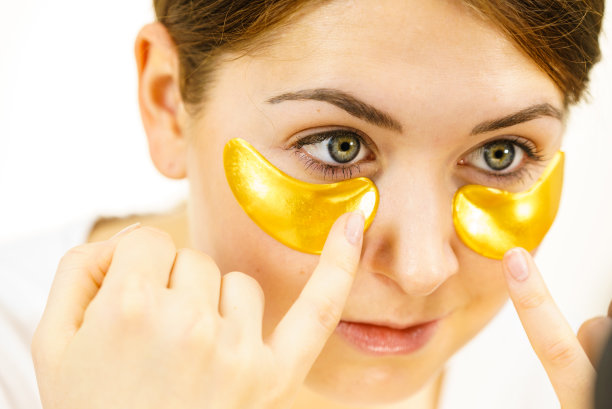 眼睛下面有金色眼罩的女人图片下载