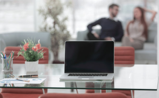 关闭了。在办公室的玻璃桌子上打开笔记本电脑。图片下载