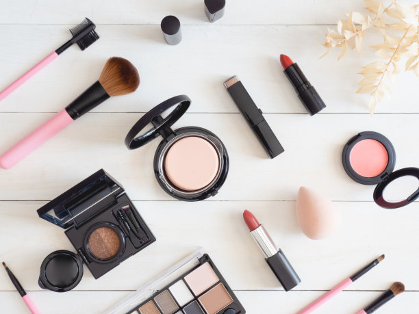 顶视图的化妆品概念与口红，化妆品，眼影调色板，粉白色表背景。图片下载