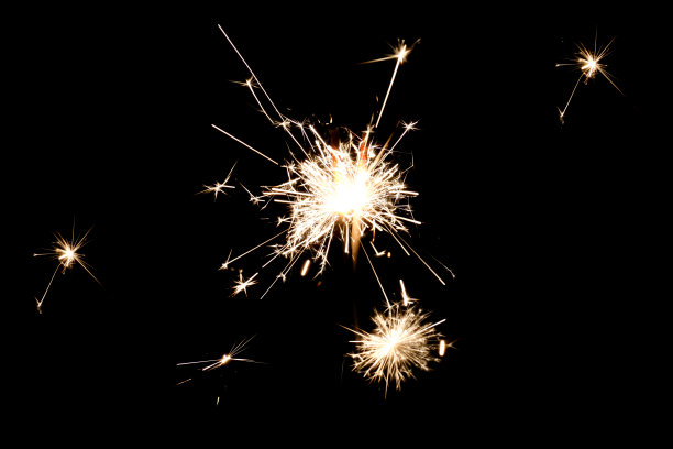 燃烧的火花孤立在黑色背景上图片下载