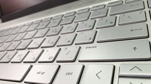 笔记本电脑键盘上的暂停按钮。有选择性的重点。背景。图片下载