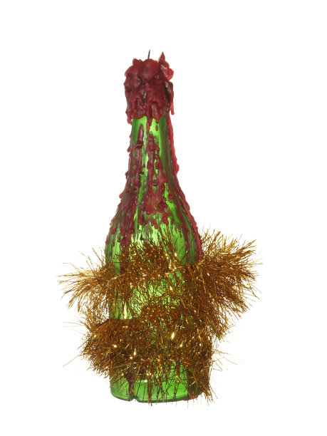 漂浮的红色蜡烛在一个空的绿色瓶子上装饰着一个节日花环，孤立在白色的背景上图片下载