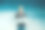 一个穿着灰色t恤和蓝色牛仔裤的高个子秃顶男人，手里拿着一个指向一边的箭头状的指针，微笑着看着镜头图片下载