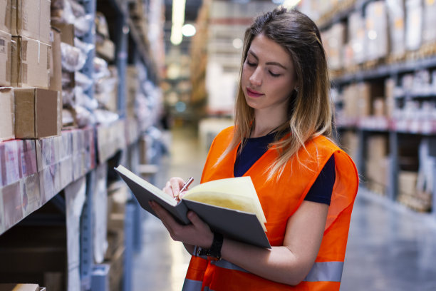 年轻女性控制仓库里的商品图片下载