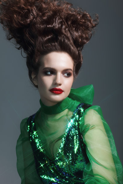 漂亮的女人穿着绿色闪亮的衣服图片下载