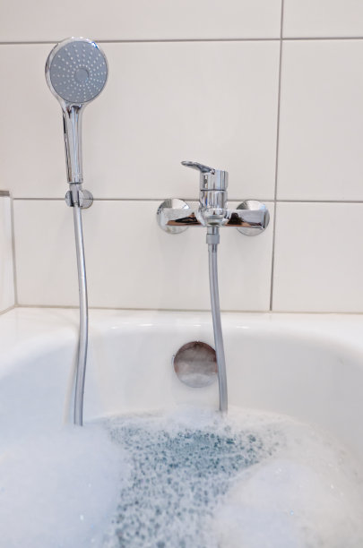 浴缸浴室里充满温水和泡沫的浴缸图片下载