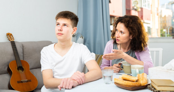 母亲在训斥问题少年图片下载