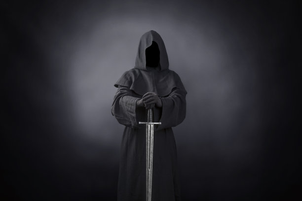 黑暗中手持中世纪剑的幽灵形象图片下载