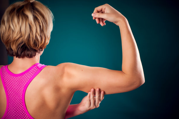 显示三头肌和二头肌的女人。人、健身、健康的理念图片下载