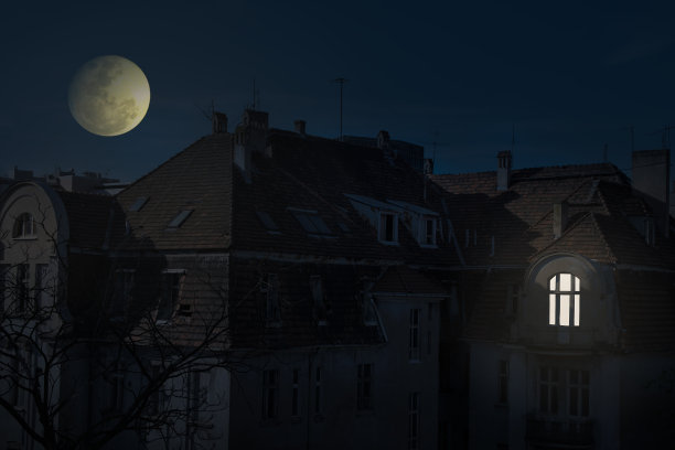 老房子上的月亮图片下载