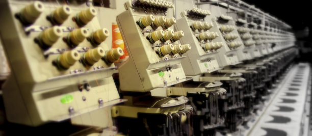 纺织-专业和工业刺绣机。机器刺绣是用缝纫机或绣花机在纺织品上绣出图案的一种刺绣工艺。图片下载