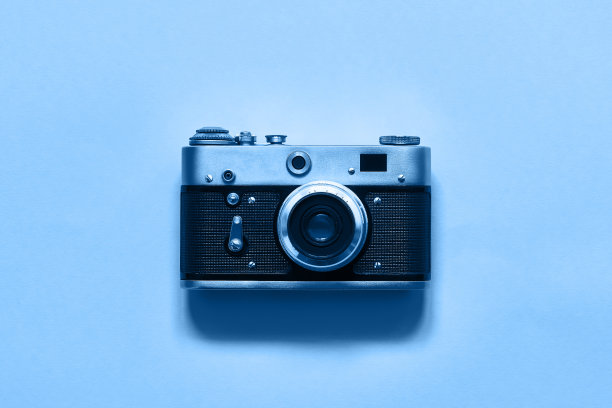 Flatlay复古电影相机在蓝色背景。拷贝空间，俯视图。简约的概念。2020年度流行色经典蓝色调图片下载