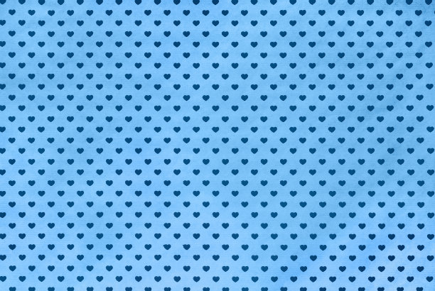 礼物包装纸与蓝色的心，背景。2020年度流行色经典蓝色调图片下载