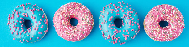 不同类型的彩色捐赠品点缀在蓝色背景、长条旗上图片下载