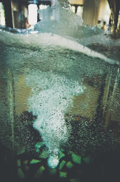 天然矿泉水喷泉图片下载