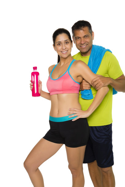 穿着运动服的西班牙裔情侣，复印空间。适合的西班牙夫妇肖像。在白色背景上隔离图片下载