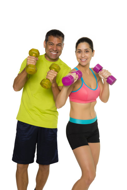 快乐的西班牙健康夫妇拿着哑铃。孤立在白色背景上。孤立在白色背景上。图片下载