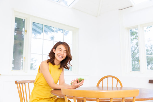 在电话中交谈的亚洲妇女图片下载