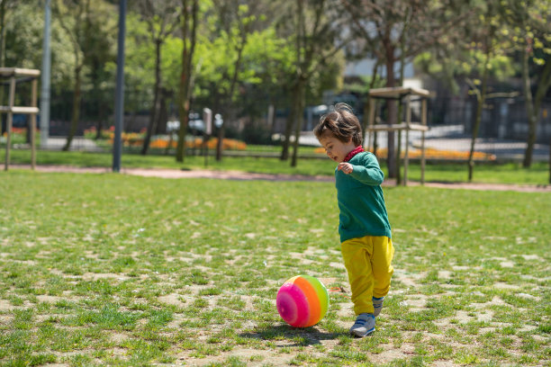 踢足球的孩子图片下载